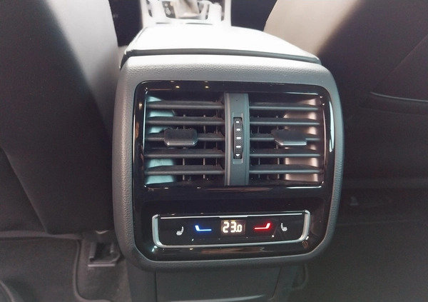 Volkswagen Passat cena 116600 przebieg: 140076, rok produkcji 2021 z Drezdenko małe 781